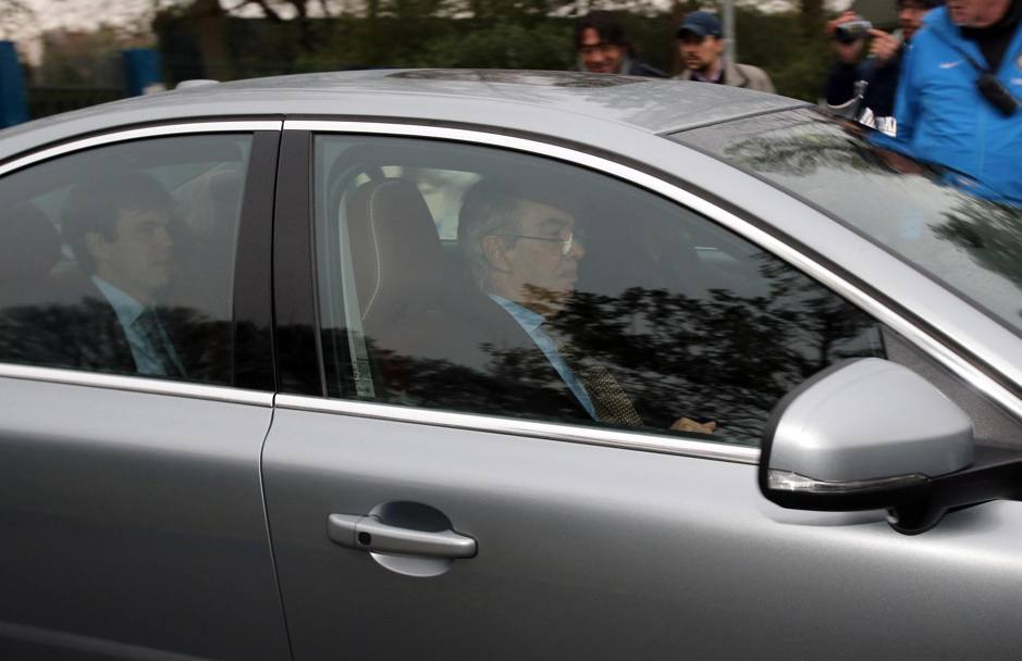 Terminato il pranzo, Massimo Moratti abbandona in auto il centro sportivo nerazzurro. Ansa
